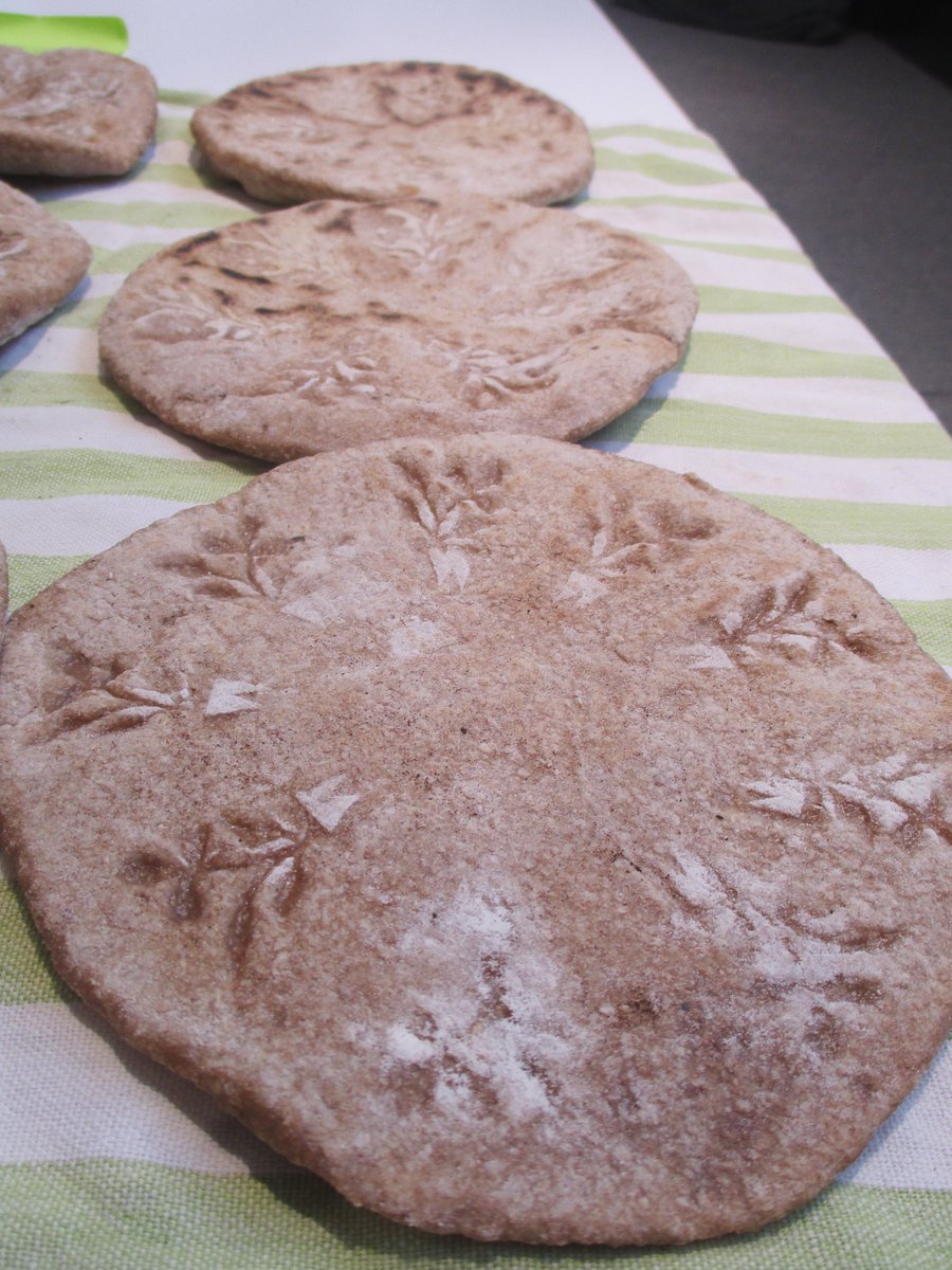 Last few tickets available for our bread-making workshop with @issamkourbaj 🍞 Have an introduction by the artist to our exhibition 'Issam Kourbaj: Urgent Archive' and create bread stamps and flatbreads, all whilst sharing memories and inherited tales 🌾 kettlesyard.cam.ac.uk/whats-on/adult…