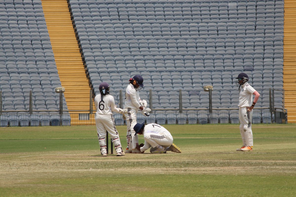 Insert 'spirit of cricket celebration'

#SWMultiDay #DomesticCricket #IndianCricket