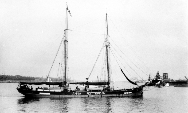 Het motor zeilschip Anna miste het herkenningspunt. Een paar dagen later liep het schip op de klippen. Alle bemanningsleden, behalve de kapitein en kok, verlieten het zinkende schip in een sloep. In 15 min was de Anna verdwenen. 
mass.cultureelerfgoed.nl/anna

<a href="/RCE_erfgoed/">Rijksdienst voor het Cultureel Erfgoed</a> #MaSS #wrak