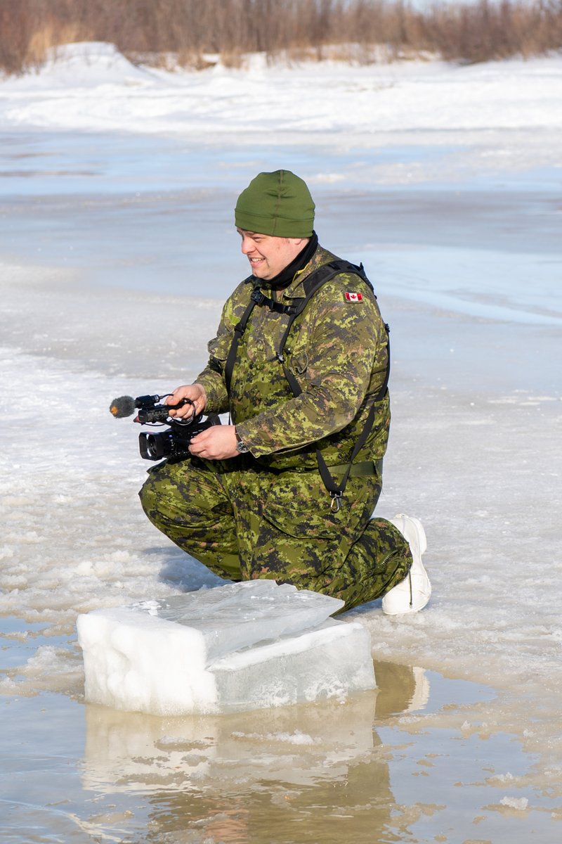 Les techniciens en imagerie des @ForcesCanada jouent un rôle essentiel dans notre capacité à raconter notre histoire! Nos techniciens ont récemment eu l’occasion d’immortaliser l’éclipse solaire au champ de tir Winona! Pour en savoir plus sur leur travail: forces.ca/fr/carriere/te…