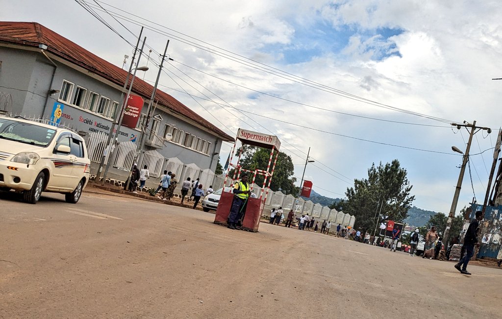 🚩#Bukavu ⌚14:00
📅 10 - 04 - 2024

Troisième journée sans transport en commun, une grève observée suite aux tracasseries très exagérée de la #PNC 

Prenez vos précautions pour de long trajet (👟🥾🌂).

📷 Kadutu/Ibanda

Maire V.
#VisitKivu #VisitCongo
@TheoKASI @gloiremurhigisi