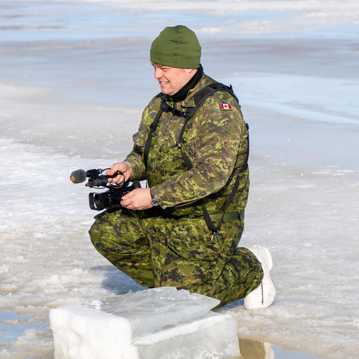 Imagery Technicians in the @CanadianForces are essential to our ability to tell Canadians our story! At the Div, our Image Techs recently had the opportunity to capture the solar eclipse at Winona Range! Find out more about Imagery Technicians here: forces.ca/en/career/imag… 🌔🌓🌒