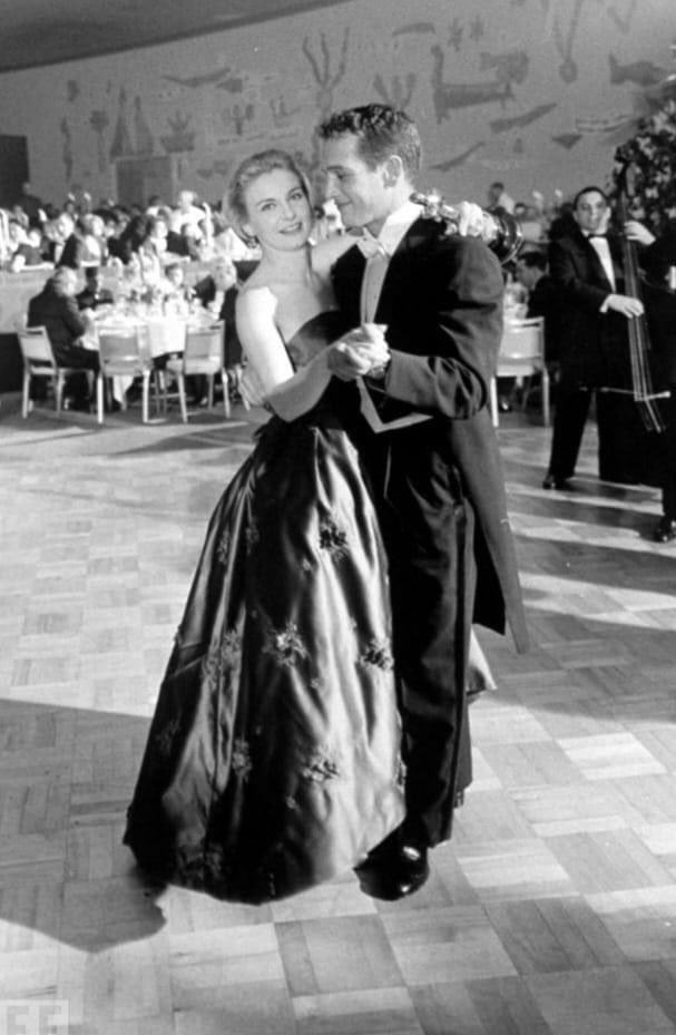 FilmsMap's tweet image. Joanne Woodward and Paul Newman at the Academy Awards, 1958 ✨