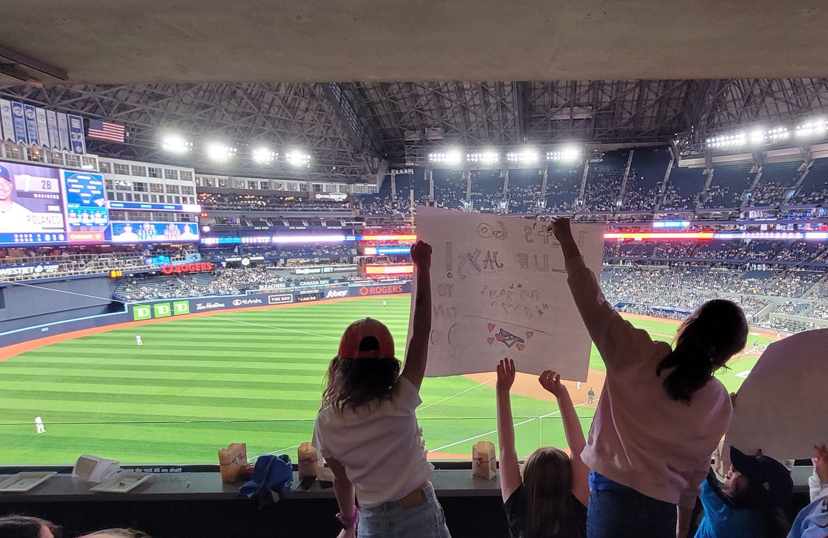 Thank you, @JaysCare, for this once in a lifetime opportunity. Our students had an incredible time and are so grateful. The @domihcdsb Girls At Bat team is feeling inspired and can't wait to get back to practice! #BlueJaysCommunity