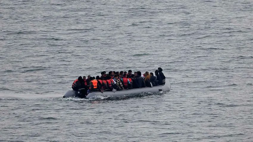 Akdeniz'de bir göçmen teknesi battı. 1'i çocuk 8 kişi hayatını yitirdi.