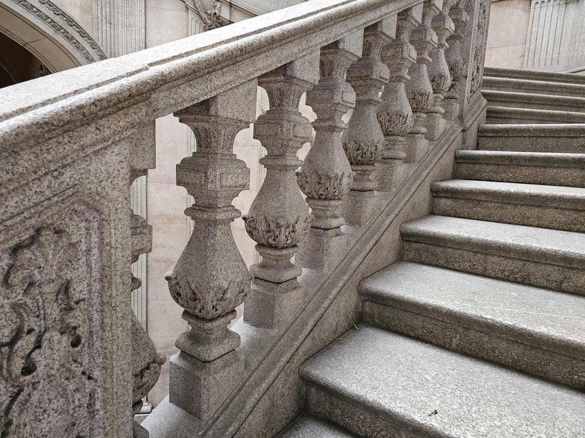 It took forty years to carve the magnificent granite staircase of Porto Exchange. Clearing fees are clearly too high.