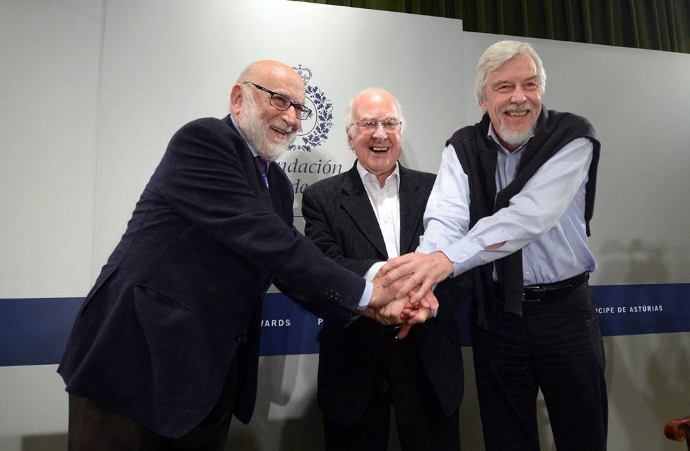 El físico británico Peter Higgs, fallecido esta semana, estuvo en España para recibir el Premio Príncipe de Asturias @fpa de Investigación Científica y Técnica 2013, que recibió junto a François Englert y el @CERN (Rolf Heuer era su director por entonces) agenciasinc.es/Noticias/Muere…