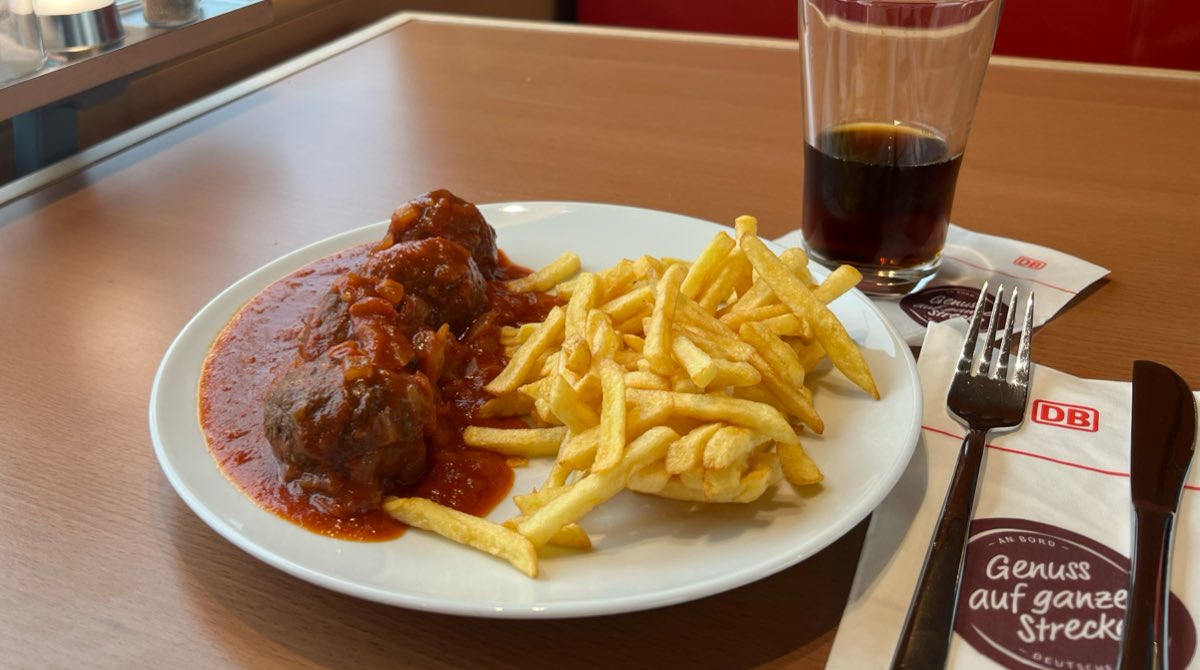 otbhh's tweet photo. 🇪🇺-Wochen bei der #Bahn, #Bordrestaurant des #ICE1007: Heute gibt’s 🇧🇪 Meatballs in Tomatensoße mit Pommes frites. Mal was anderes. #Speisewagen @DB_Bahn @_DiningCar @speisewagen https://t.co/IUrFzlxFnV