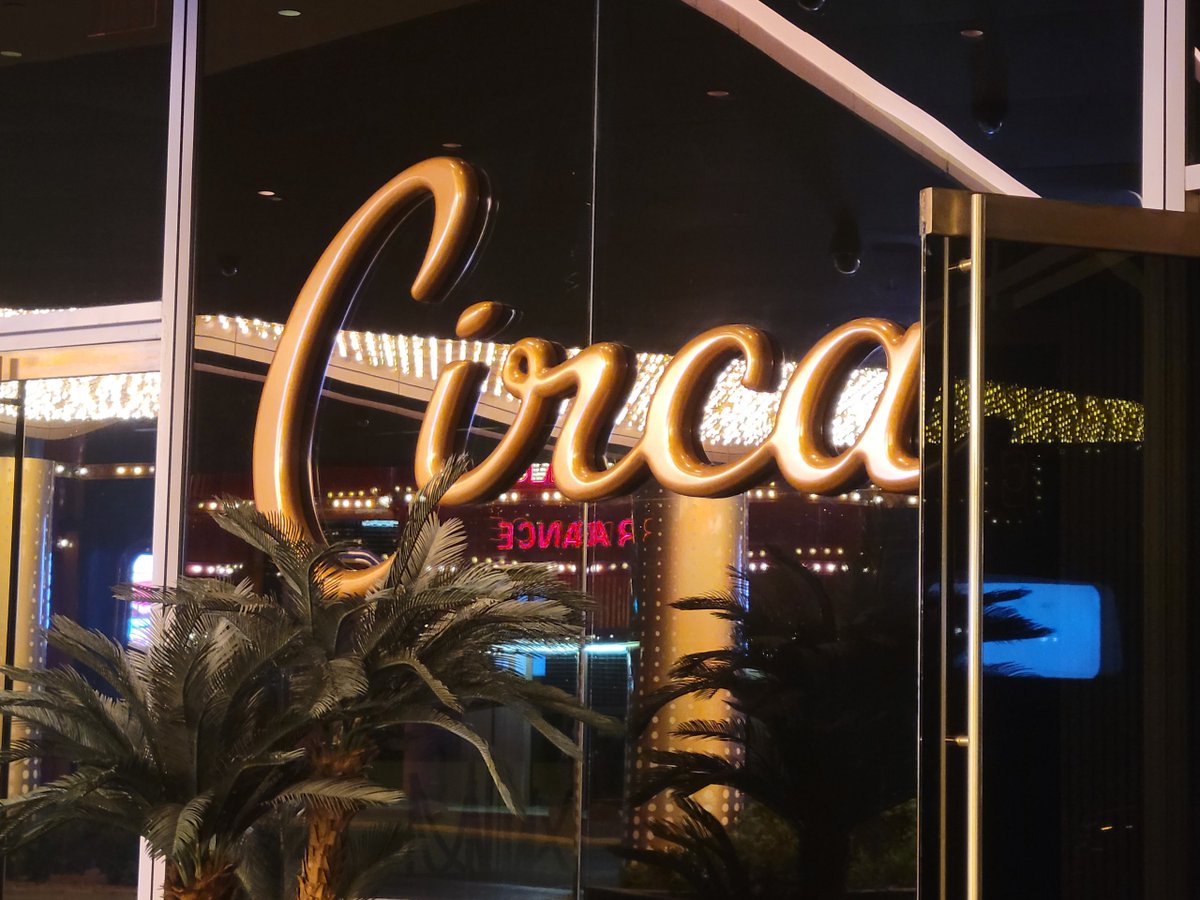 .@dan_bernstein, @LaurenceWHolmes & @leilarahimi are hanging out at @CircaLasVegas and will broadcast live from @stadiumswim! 10 a.m.-2 p.m. 11 @realshaunking 11:25 @soxmachine_josh 12 @dpbrugler 1 @RichLernerGC 🎧 670thescore.com/listen 💻 twitch.tv/chicago670thes…