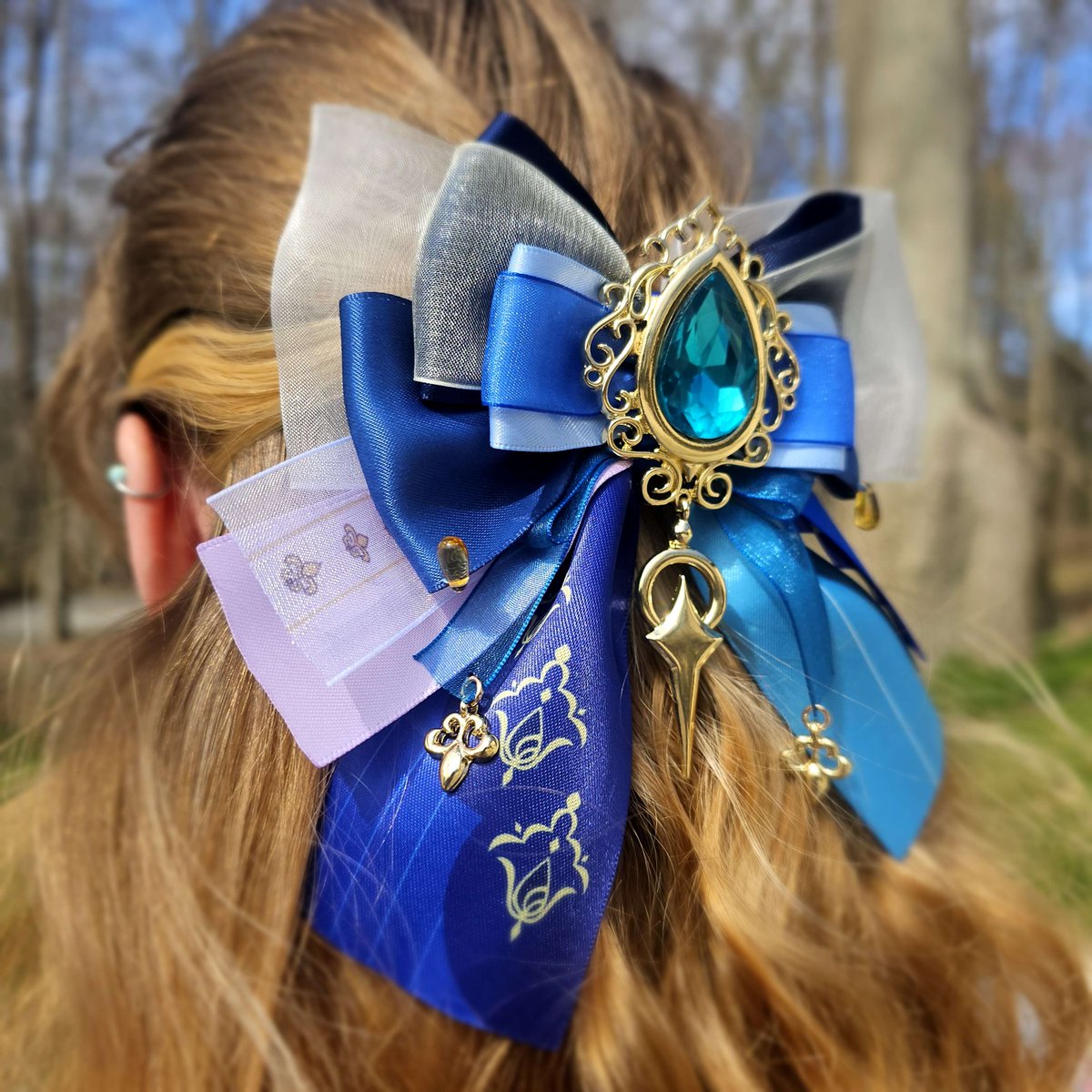 💧PREORDERS💧 We've received a sample of our #Furina hair bow 🎀 Here's a look on dark and light hair! 😍 Changes: smaller gem, fleur-de-lis pendants flipped right side up, gold instead of yellow on ribbons fontainezine.bigcartel.com/product/bow-ad… #Genshin #GenshinImpact #Fontaine