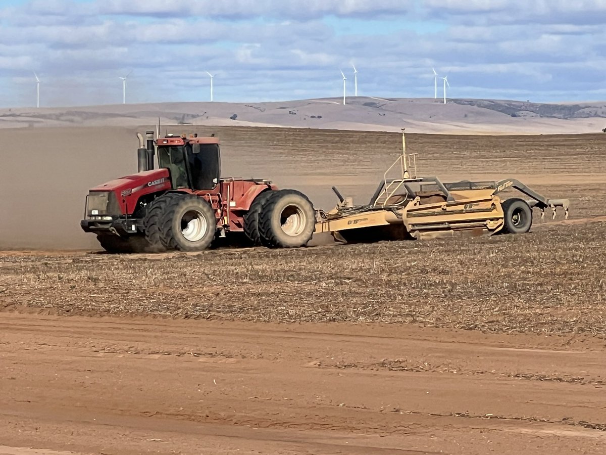 BreezyHillPAS's tweet image. An awesome day at Wandearah at the Saline Soils Mega-Site showcasing the use of PA map technology to design a cut and fill automated design - moving 10cm of sand onto a saline flat after being applied with gypsum. 🌱

@UnfsNorth @BethSleep @chriscrouch_