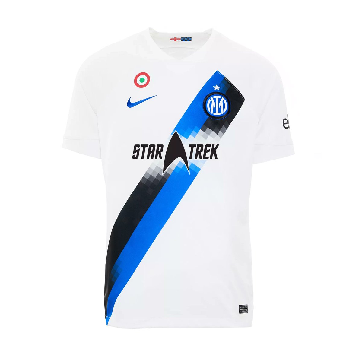 ⚫️🔵👕Contro il Cagliari l'Inter scenderà in campo con il logo Star Trek sul petto, in occasione dell’arrivo della quinta e ultima stagione della serie Star Trek Discovery in esclusiva su Paramount+. Oltre alla maglia Home, saranno in vendita anche le versioni Away e Third