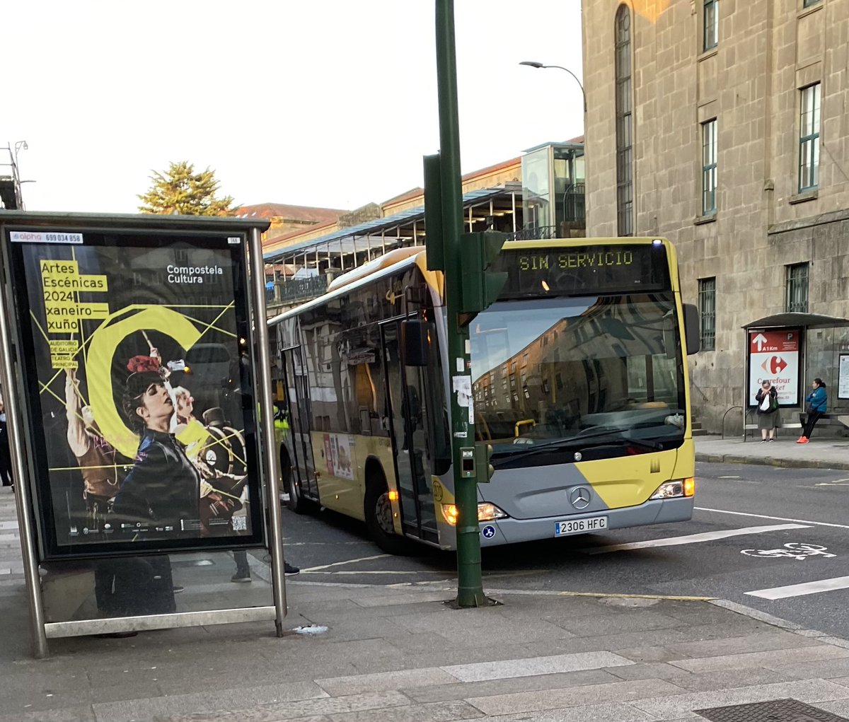 Hoy 11 de abril, 8:12 y ya tenemos un regalito por parte de TUSSA, para dar los buenos días. Citaro Facelit n.º 2370 sin servicio y averiado en Virxe da Cerca. Que agradable mañana para la gente que pudo llegar tarde al trabajo por la avería! 😊