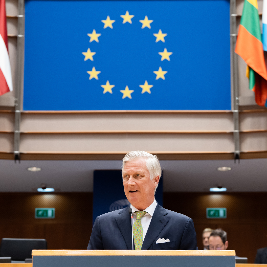 Tijdens zijn toespraak in het Parlement benadrukte koning Filip van België de rol van Europa als geo-ecologische speler en riep op tot de verdediging van de democratie tegenover autocratie. Lees hier meer 👇 europa.eu/!FNX9C6