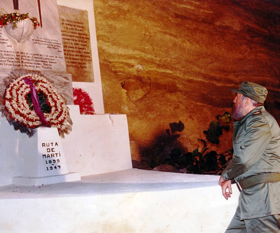 "La luna asoma, roja, bajo una nube. Arribamos a una playa de piedras, la Playita al pie de Cajobabo, me quedo en el bote el último vaciándolo. Salto. Dicha grande". Así escribió Martí sobre el desembarco glorioso del 11 de abril de 1895. #TenemosMemoria #CubaViveEnSuHistoria