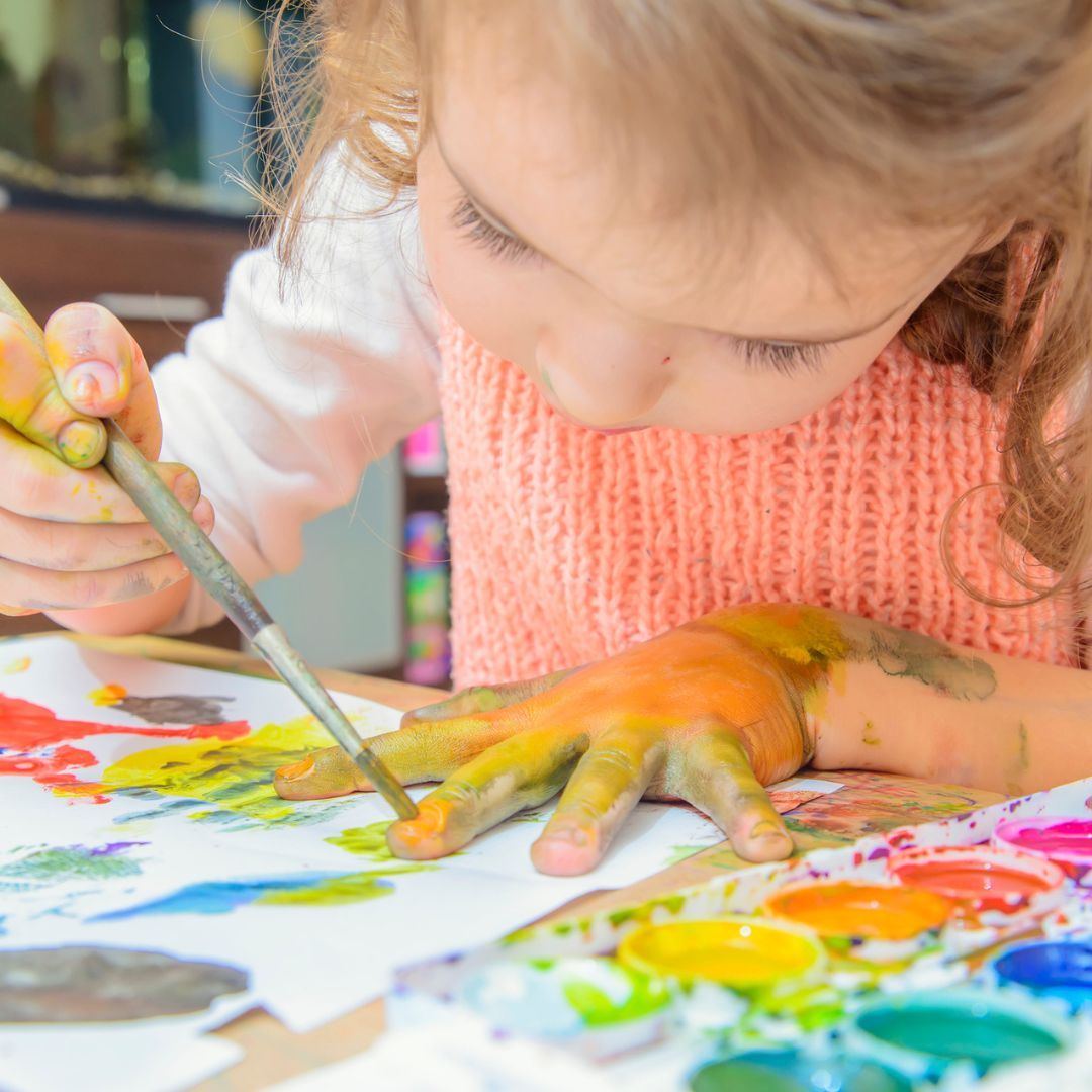 🎨 Engaging in open-ended art projects develops creativity, social skills, and fine motor muscles in children. #WOYC24 #EarlyChildhood For Artsy Thursday, explore @NAEYC for ideas and resources to inspire your little one's artistic journey! buff.ly/2HuGWaX