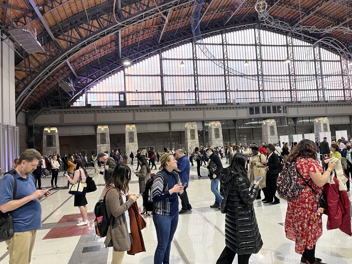 #AERA24 Gente, this is one looong line to pick up your badge! 😅