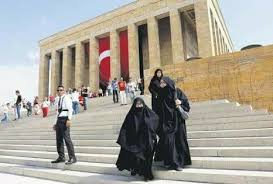 Anıtkabir Deveye sormuşlar; -En çok yokuş yukarı çıkmayı mı seversin, yoksa yokuş aşağı inmeyi mi ...? Deve dile gelmiş; -Düz yol ebenizin neresine girdi? diye... İkisi de YANLIŞ, İkisi de YAKIŞIK ALMAMIŞ..!