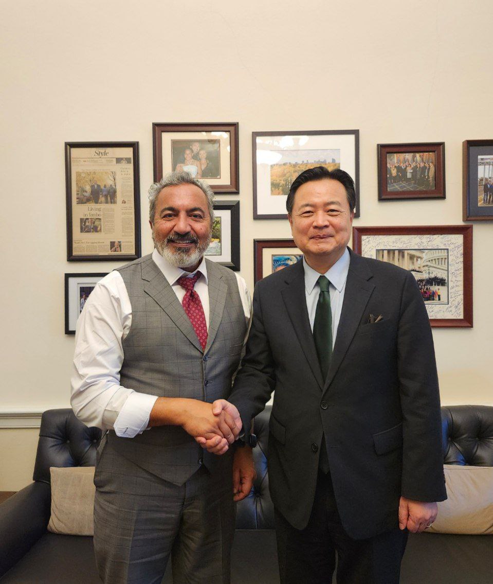 Amb. Cho met with Indo-Pacific Subcommittee Ranking Member Ami Bera and discussed various issues, including strong support for 🇰🇷🇺🇸 alliance as well as 🇰🇷🇺🇸🇯🇵 cooperation. Pleased to hear about his recent trip to Korea as a member of the CSGK delegation.