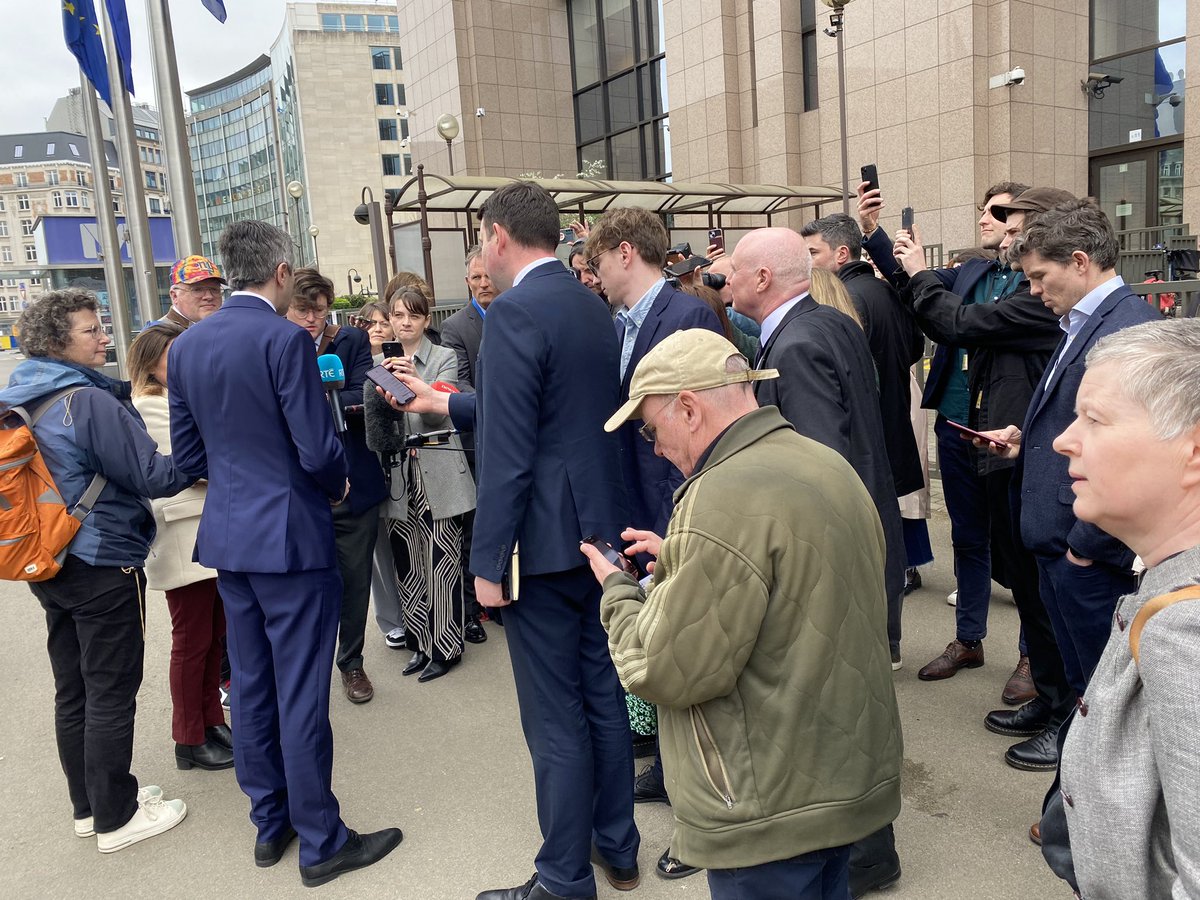 Doorstep with Taoiseach @SimonHarrisTD with large delegation of Irish media here on #presstrip arranged by @eurireland and @EPinIreland, supported by @emireland