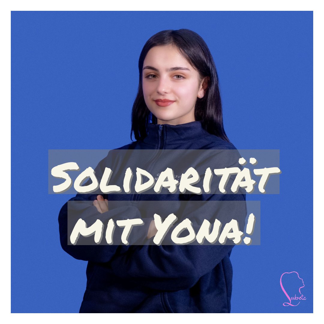 Yona (20) was arrested in #Besancon for holding a poster which said 'foreign rapist out'. Now she could face 1 year of prison, because she wants women to feel save again in Europe. 
#freeyona #Violeursetrangersdehors #solidaritaetmityona