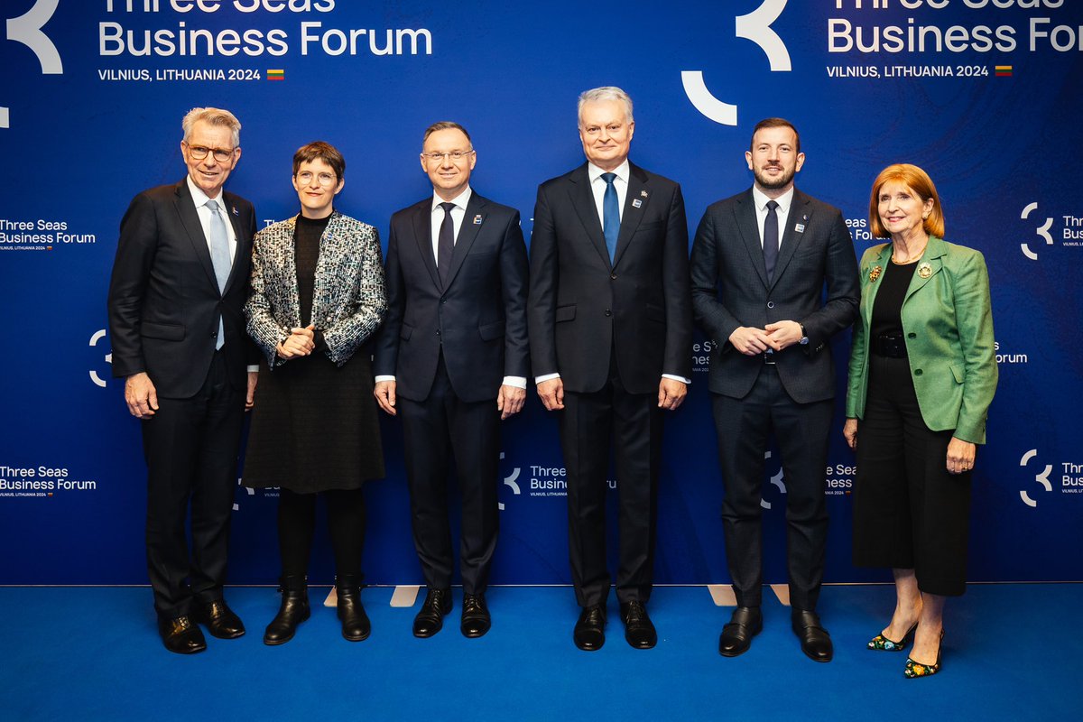 Während des #3SI-Wirtschaftsforums der Drei-Meere-Initiative nahm 🇵🇱Polens Präsident @AndrzejDuda in #Vilnius zusammen mit führenden Politikern 🇩🇪DE,🇱🇹LT,🇪🇺u. der🇺🇸USA an einer Debatte über gemeinsame Infrastrukturprojekte zu Energiewirtschaft, Transport u. Digitalisierung teil.