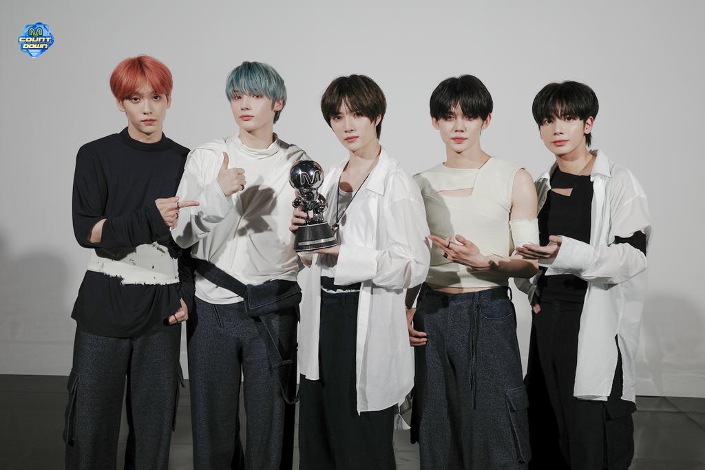 quakbin's tweet photo. Buenos días porque txt ganó su segundo win, vamos por más moa🙌🏻
#반짝일_투바투를_세게안을거야
#DejaVu2ndWin #TXT22ndWin https://t.co/RPU6eIHUkp