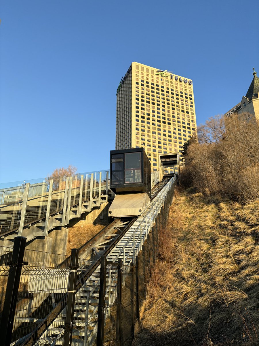 Behold, the majestic kisiskāciwanisīpiy! And, also, the funicular! (Also majestic but in a slightly different way.) Have a smooth flowing Thursday, friends. 7:23 am. #YEGFunicularStatus