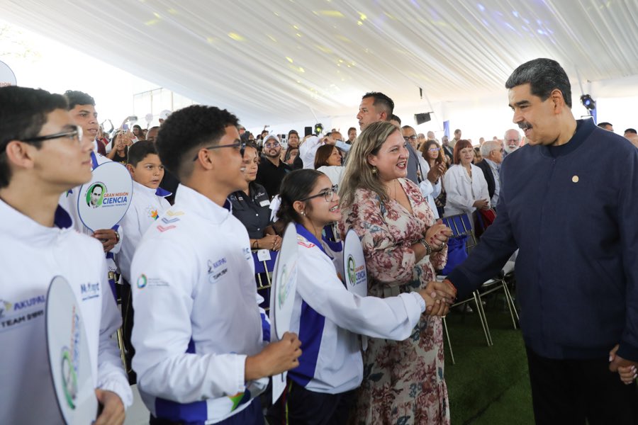 'Las mejores del mundo': Jefe de Estado propone a técnicos venezolanos crear RRSS de alta calidad 🔵venezuela-news.com/maduro-propone… vía @venezuelanewsVN