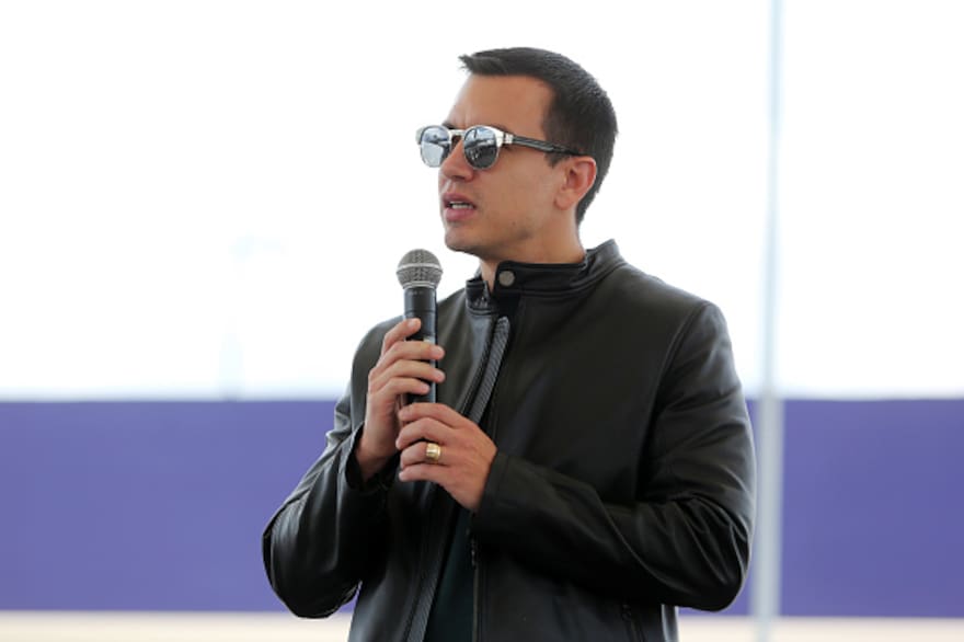 valladaresalexf's tweet image. Bukelizacion en todo sentido, narrativa y simbolismos también.
Así como Bukele definió a enemigos internacionales (OEA, Derechos Humanos), Noboa también lo hizo (Mexico). Además del uso de gafas, chompa de cuero, gorra para atrás. Ya solo le falta la barba.