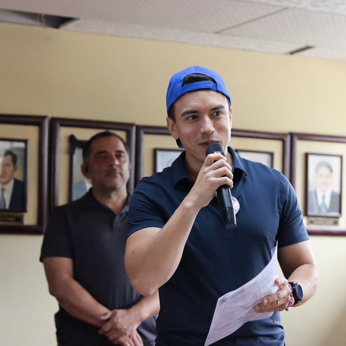 valladaresalexf's tweet image. Bukelizacion en todo sentido, narrativa y simbolismos también.
Así como Bukele definió a enemigos internacionales (OEA, Derechos Humanos), Noboa también lo hizo (Mexico). Además del uso de gafas, chompa de cuero, gorra para atrás. Ya solo le falta la barba.