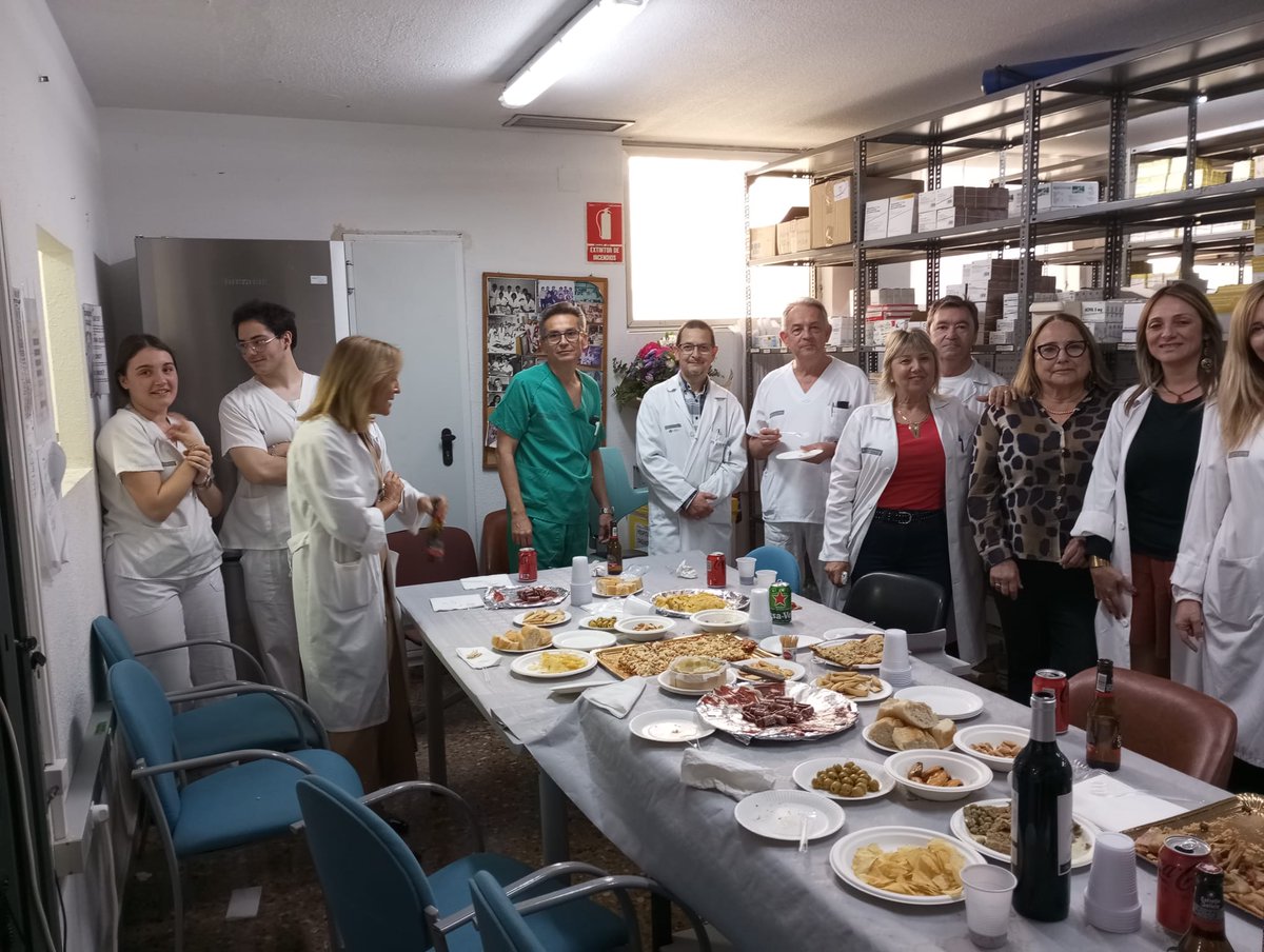 ¡Se jubila nuestra compañera Elvira Casterà!
💊Desde que se abrieron las puertas del Hospital de Sagunto, Elvira ha estado al frente como responsable del servicio de Farmacia Hospitalaria del @GVAsagunt 
Más de 40 años de profesionalidad y entrega.
#Gracias 
¡Feliz #jubilación!