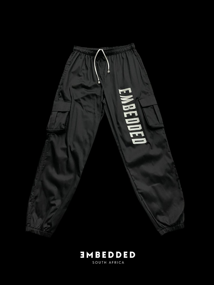 EMBEDDED_SA's tweet photo. EMBEDDED CARGO PANTS

CHOOSE YOUR FAV COLOUR

BLACK , MILITARY GREEN, BLACK CAMO https://t.co/mTIBeRqSnX