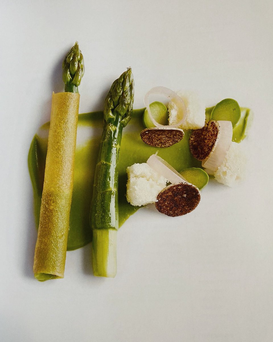 Cambridgeshire Asparagus, potato, aerated hollandaise and burnt onion ⭐️⭐️ We have some tables available this evening and would love to see you. Please call Grace on 01223 369299 opentable.co.uk/r/midsummer-ho…