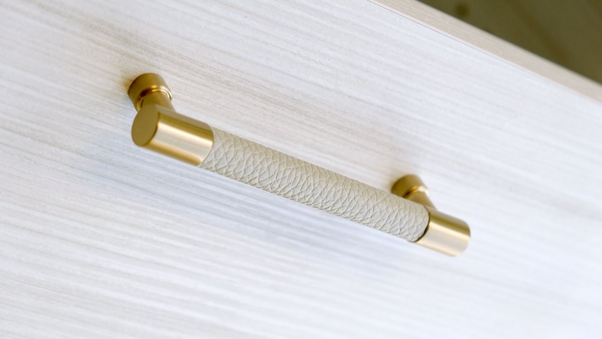 Perfectly coordinated. The perfect addition to your dream closet are these luxurious finishing touches – the TAG Hardware Decorative Hardware line. These stylish options pair with Symphony, ENGAGE and every other component of your design. >> bit.ly/TAG_leather_de…