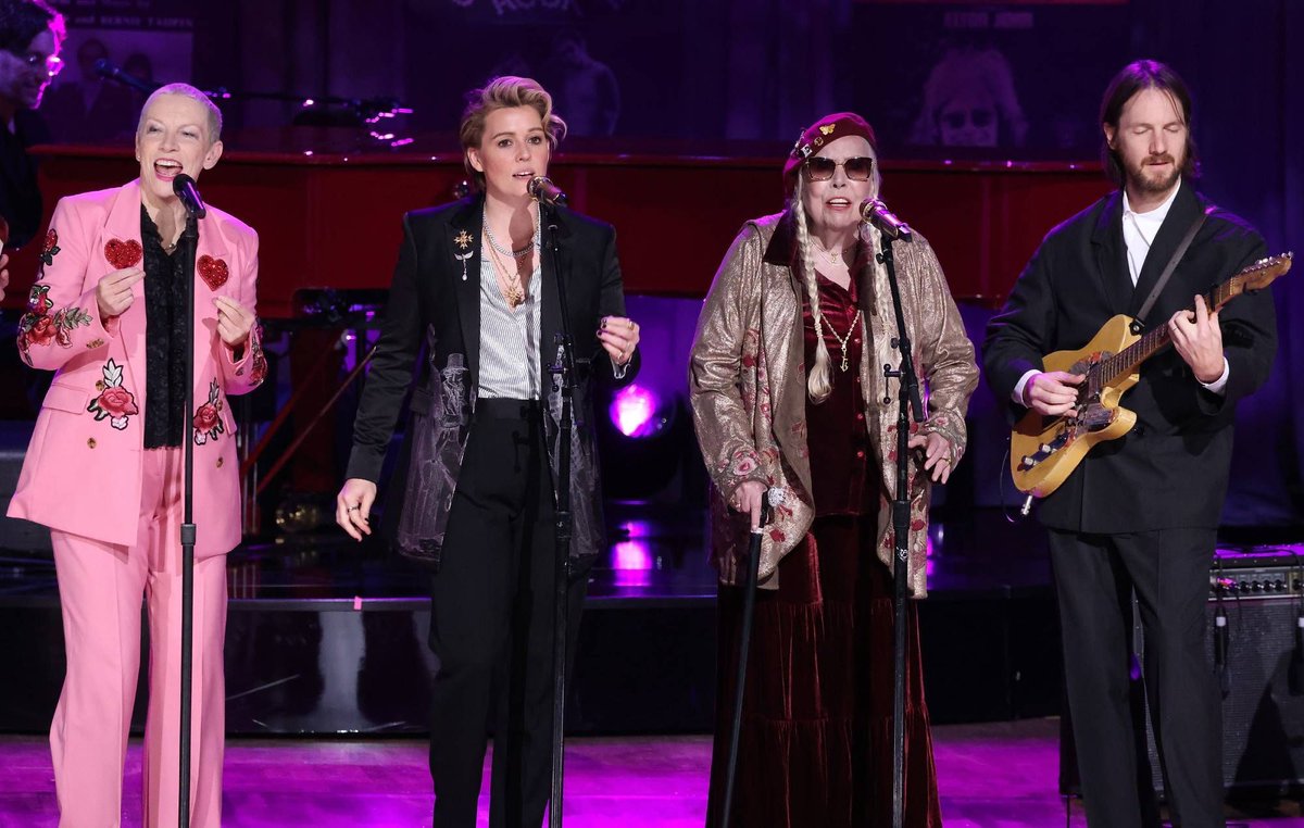 Watch Joni Mitchell covers Elton John’s 'I’m Still Standing' at Gershwin Prize tribute show buff.ly/3xmXwFd
#JoniMitchell #EltonJohn #GershwinPrize#TributeShow