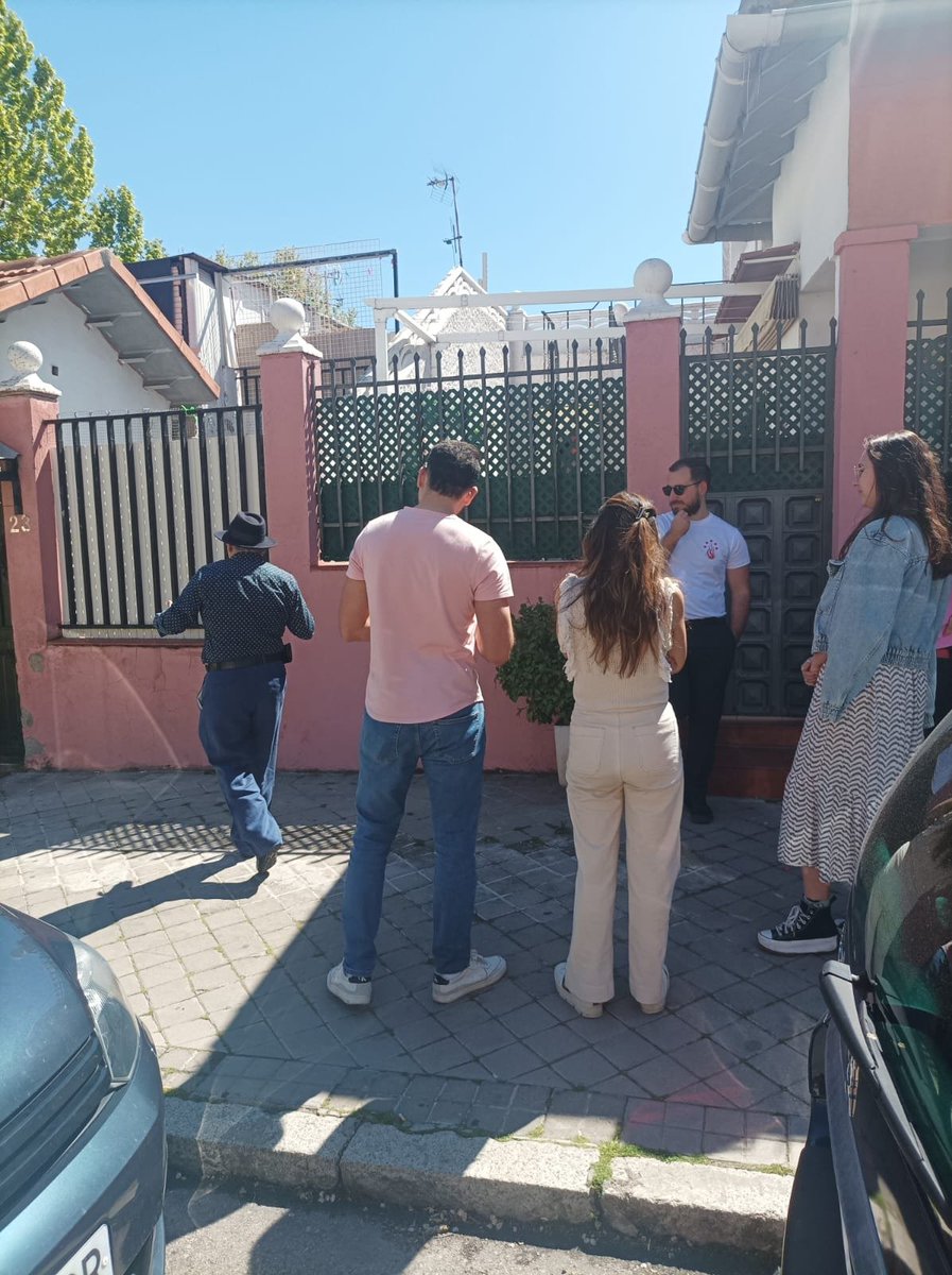 Esta mañana, y como todos los años, hemos realizado un paseo por el barrio con los residentes de nuestro CSU Las Calesas. Agradecidos de tener unos profesionales sanitarios tan involucrados con la comunidad donde trabajan. <a href="/CSLasCalesas/">CSU Las Calesas</a> <a href="/AdriCaMu8/">Adri 🐻</a> #hacemosbarrio #usera #Sanidad