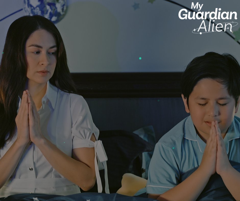 Nakita ni Mommy Two kung paano mag pray sina Doy at Katherine noon. 🥺🙏🏼 #MyGuardianAlien | Weeknights at 8:50 PM on GMA Prime. #MGAHowToHideAnAlien