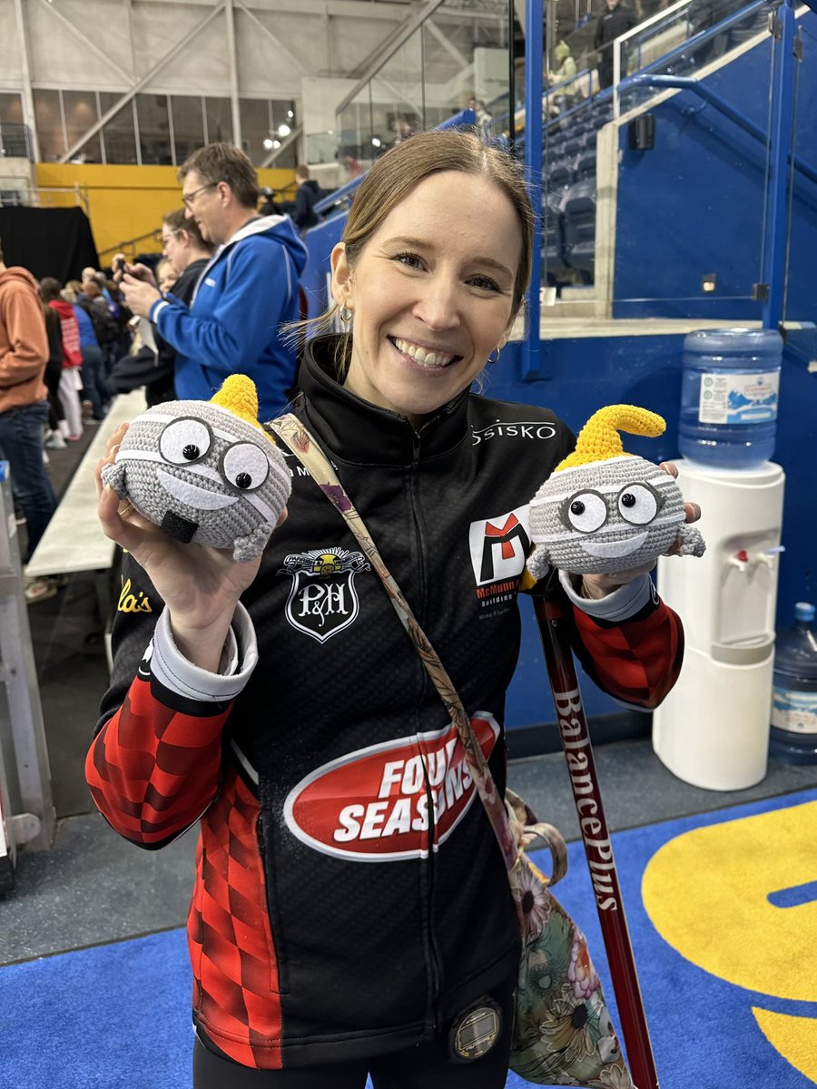 Look who we found at the @grandslamcurl @princessauto #PlayersChampionship! @LKLawes has starred in multiple @rocksandrings commercials over the years and we always love seeing her inspire new generations of curlers! @TeamKLawes 

#inspiringwomen #womeninsport #curling