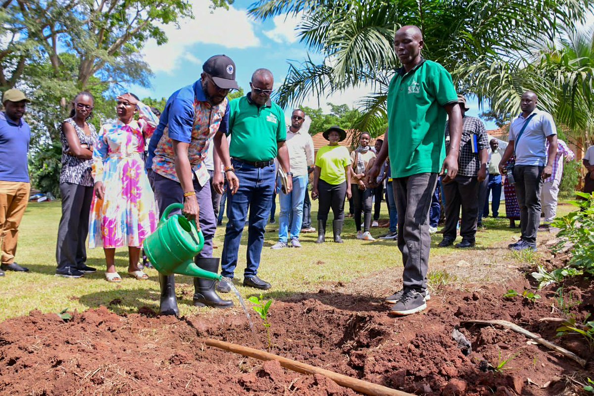 Today, we launched our 9th edition of #BestFarmers competition. Thank you Ssalongo Henry Lugoloobi of Sight Farm, Namulonge, for hosting us. He was Runner-up in 2023 competition & his dairy farm is a marvel. The competition will see us zero on 10 top regional farmers from whom…