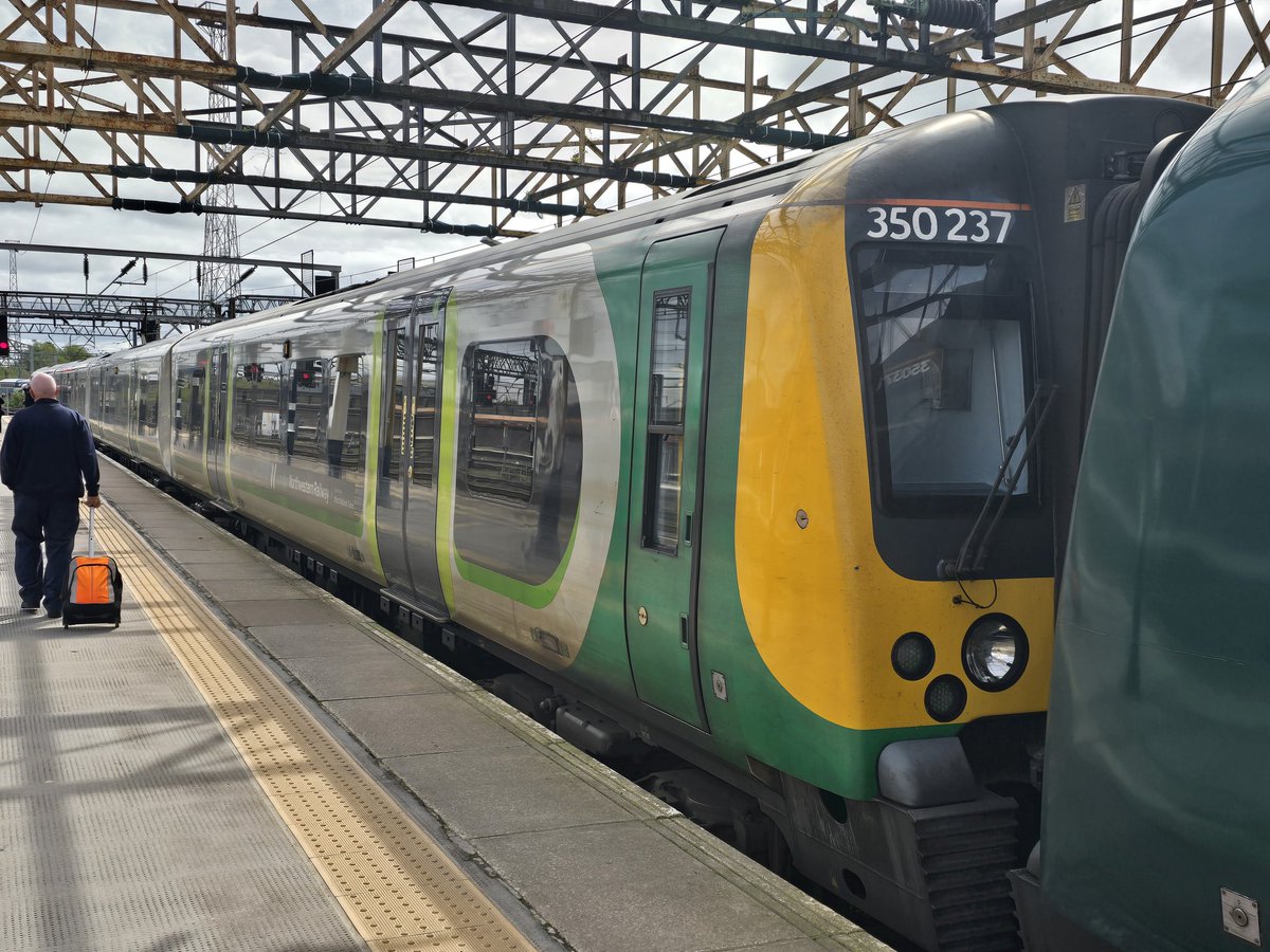 Back to Rugeley earlier with 221106 looking like it's about to lift off the rails & 350371 arriving to take me northbound to Crewe. But it wasn't 371 that I was interested in, its that glorious LM livery on the rear set which was 350237, another required /2 & its just 1 to find😬