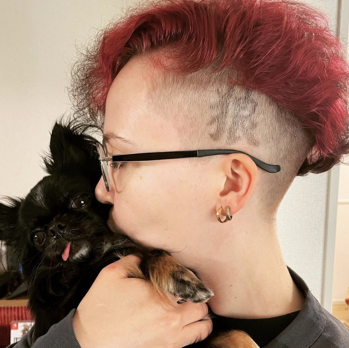 My lovely Twitter peeps, does anyone here have experience getting a tattoo on the side of their head? Did some experimenting with hair color previously and it looks hella cool, so I am tempted to do a proper tattoo, but would like to know how much I should expect it to hurt..🤔