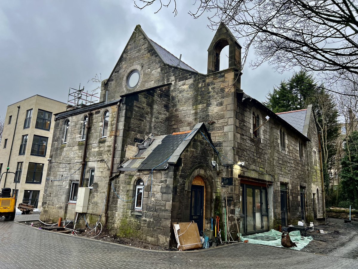 From new-build apartments to retrofitted churches, heat networks & heat pumps can efficiently heat a variety of Scottish homes! All whilst tackling fuel poverty & the climate crisis. 🔋🏠 It was great to see this firsthand with @BenMacpherson, @KensaHeatPumps & @LarHousingTrust.