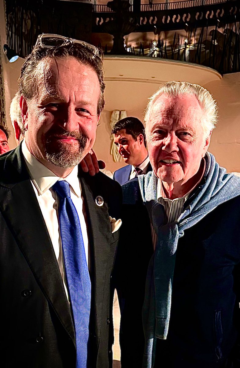 I’ve had @jonvoight on my show AMERICA First, but never met him in person. Last night I did, at @MarALago, where President @realDonaldTrump recognized him and his patriotism at length in his speech. Such a gracious man and a great American. Honored.
