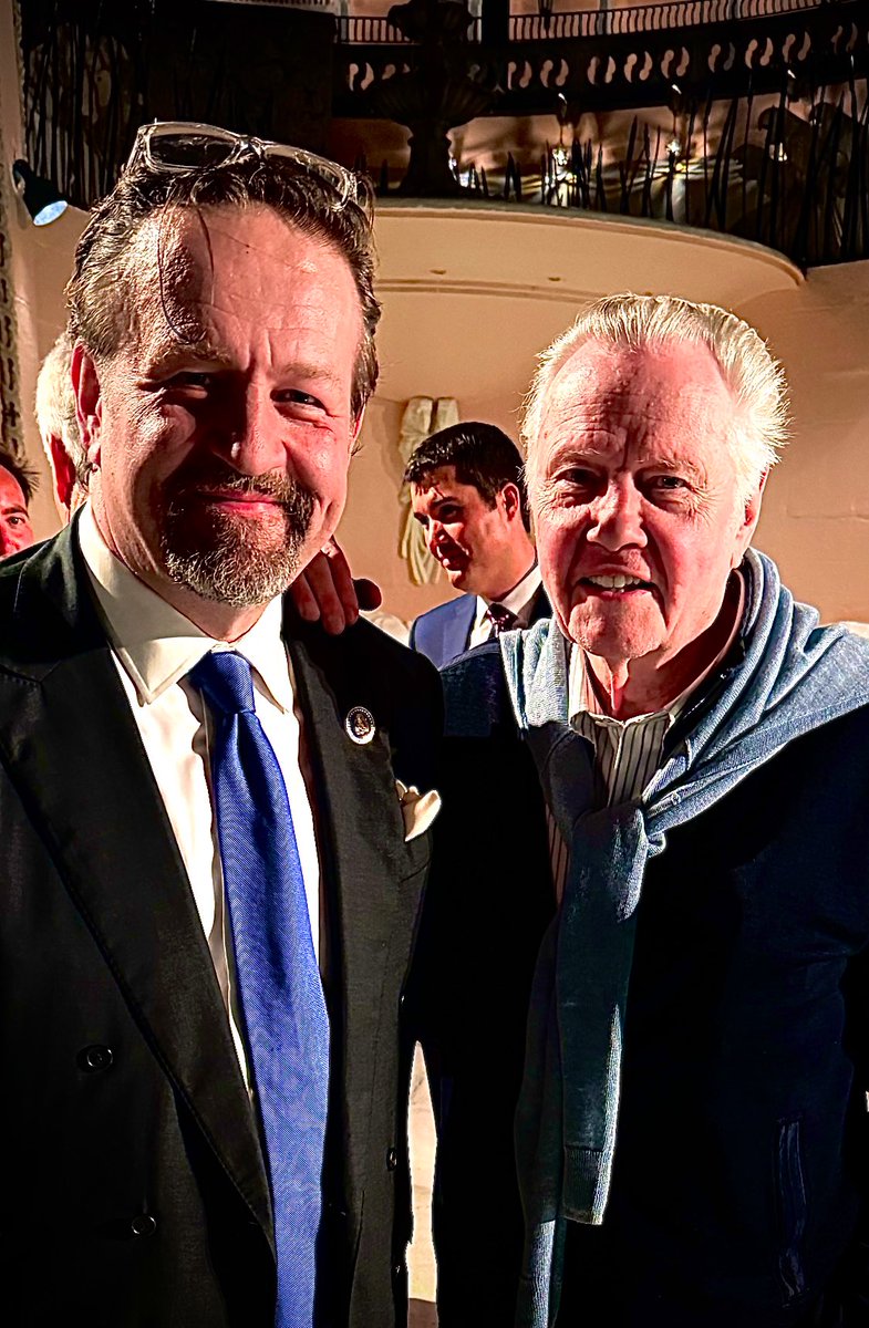 I’ve had @jonvoight on my show AMERICA First, but never met him in person. 

Last night I did, at @MarALago, where President @realDonaldTrump recognized him and his patriotism at length in his speech. 

Such a gracious man and a great American. 

Honored.