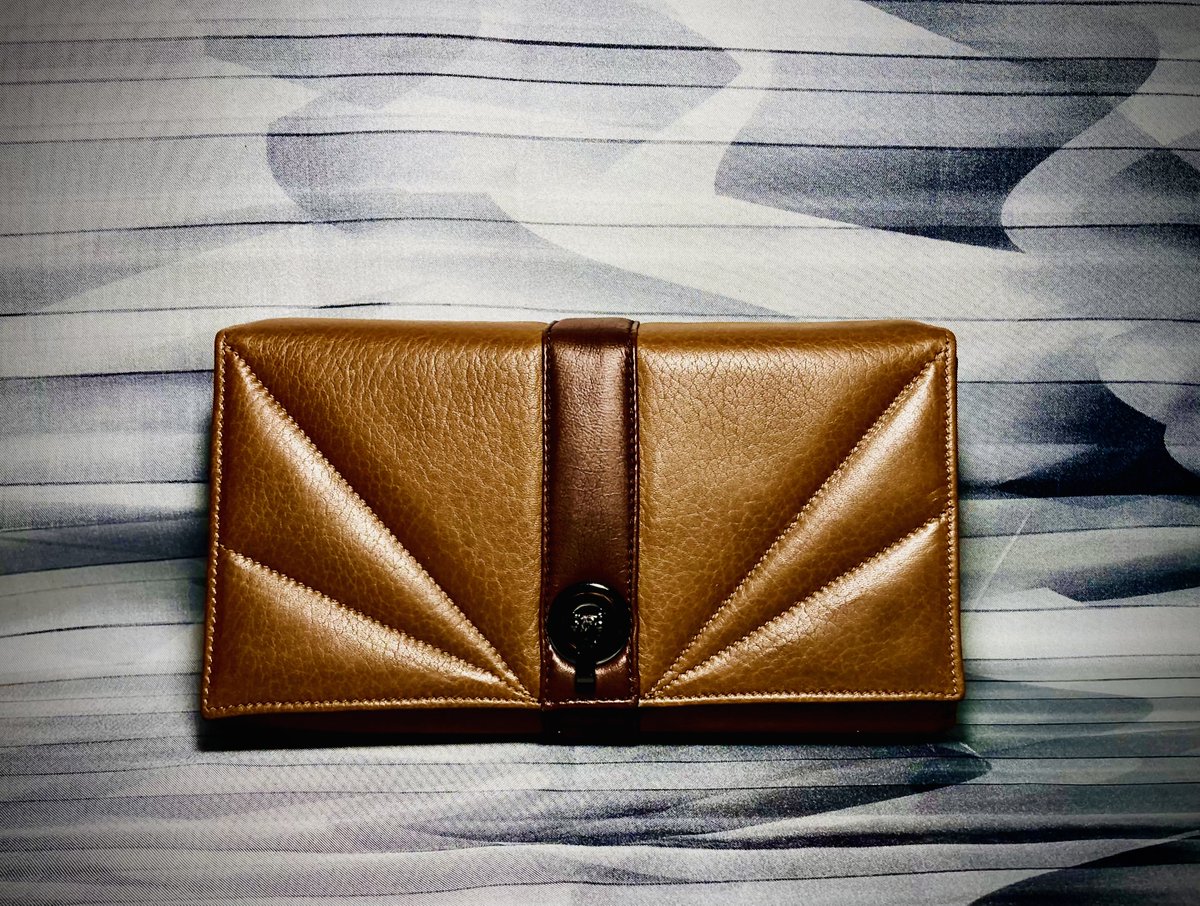 Leather pochette in lambskin
#custommade #leatherjacket #leatherbag #leatherpants #leatherskirt #leatherdress #fattoamano #fattosumisura #handmade #pythonbags #pythonjacket #crocodilejacket #crocodilebag #madeinflorence #madeinitaly #altamoda #hifashion #atelierclasse #sartorial