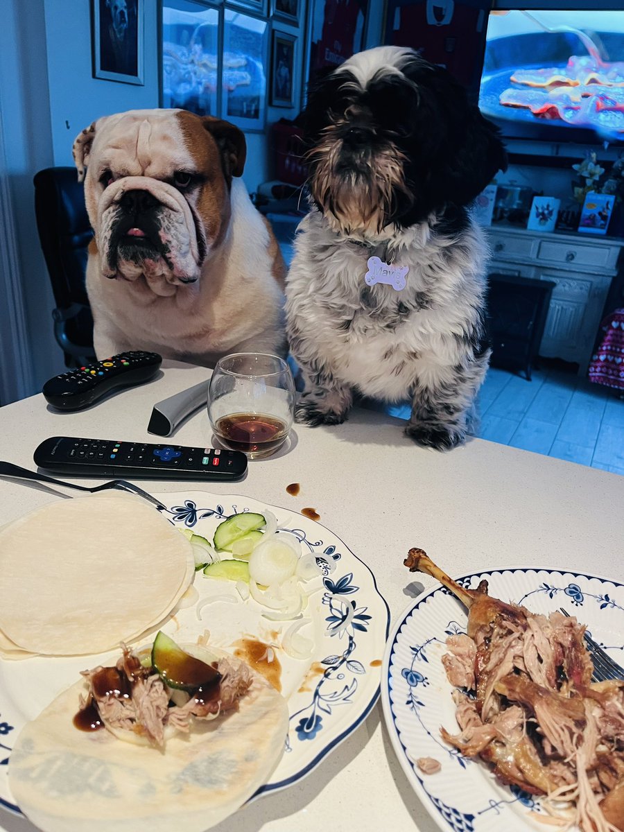 woccoo's tweet photo. Eric and Mavis inviting themselves to Dinner,
Aromatic Crispy Duck please 🤦‍♂️ https://t.co/F7y03e49Cg