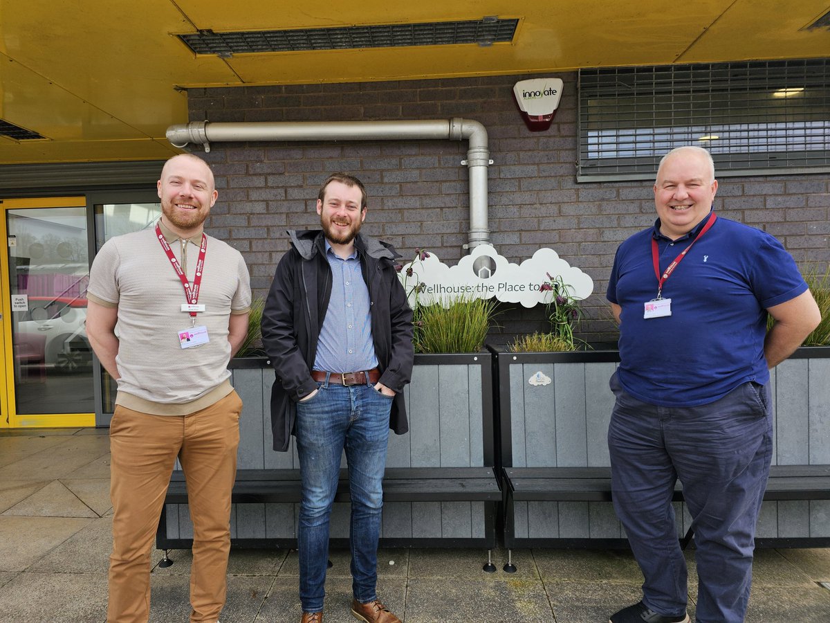 🏡 Great visit to @WellhouseHA to discuss future plans for improving the area for the community. 🌱 Was great to see the new planters around Wellhouse looking wonderful!