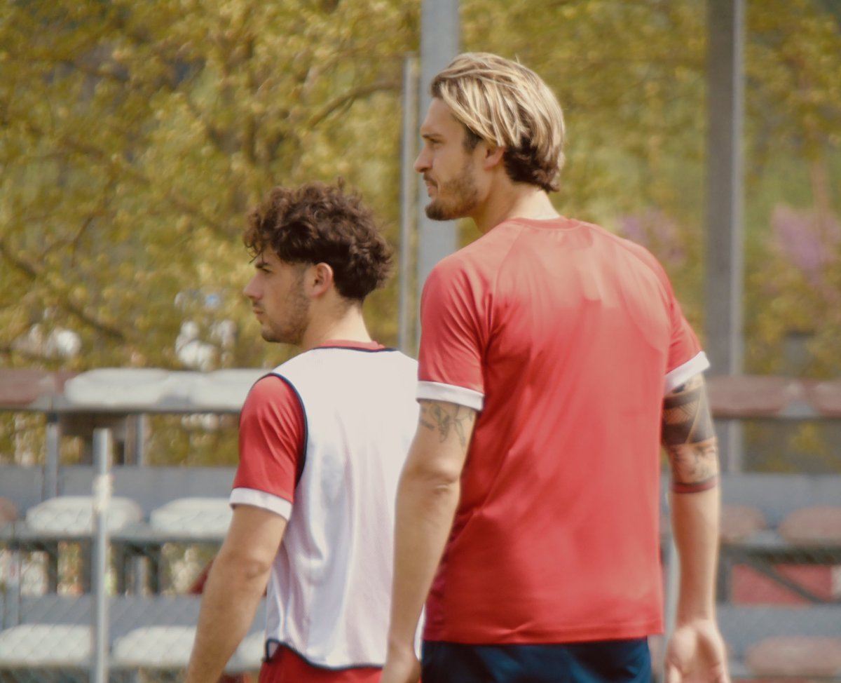 𝐿𝑎𝑣𝑜𝑟𝑜 𝑖𝑛 𝑐𝑎𝑚𝑝𝑜 𝑖𝑛 𝑣𝑖𝑠𝑡𝑎 𝑑𝑒𝑙𝑙𝑎 #𝑉𝑖𝑠𝑃𝑒𝑠𝑎𝑟𝑜 

𝑭𝑶𝑹𝒁𝑨 𝑹𝑨𝑮𝑨𝒁𝒁𝑰! 💪⚪️🔴

#forzagrifo @LegaProOfficial #trainingday