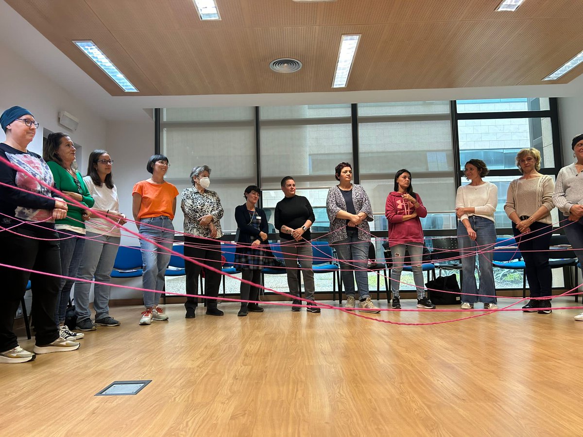 Avui horabaixa inici del taller entre iguals per a persones amb càncer de mama a @SonLlatzer. Na Bàrbara, Núria, Aina i Carme han ajudat les dones assistents a expresar els sentiments en rebre el diagnòstic i els canvis que això implica. Grans testimonis de vida🤗💗!